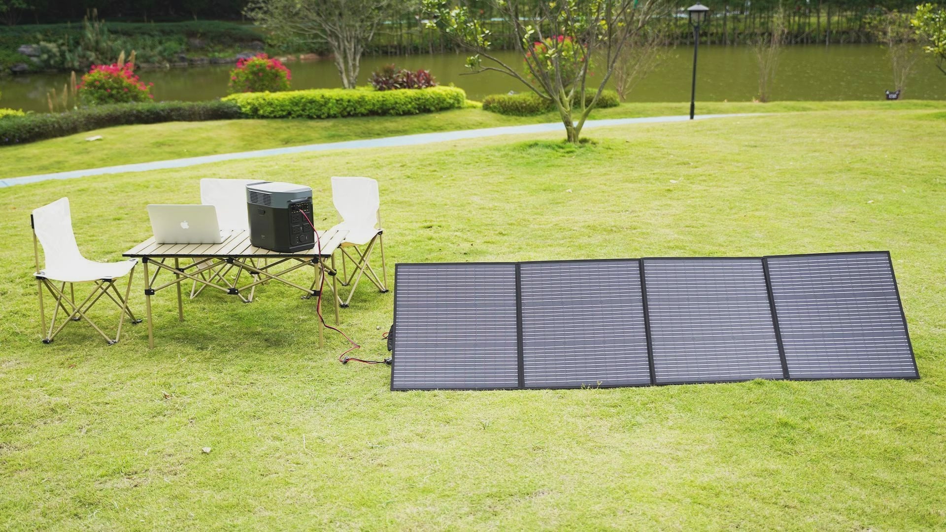 Video laden: Faltbares MHPOWOS 110W Solarmodul – wandelt mit diesem monokristallinen Solarmodul Sonnenenergie in erneuerbare Energie um. Mit einem hohen Solarumwandlungswirkungsgrad von 23,5 % ist es perfekt für Outdoor-Aktivitäten und bei Stromausfällen im Notfall geeignet. Das ETFE-laminierte Gehäuse verlängert die Lebensdauer des Solarmoduls und wiegt insgesamt nur 7,3 Pfund. Es ist leicht, faltbar, wasserdicht nach IP67 und einfach zu transportieren, damit Sie es auf Ihre Abenteuer abseits des Stromnetzes mitnehmen können.